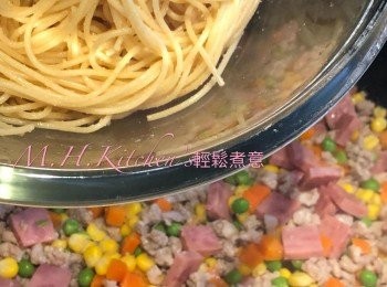 step12: 加入意粉炒勻/放入微波爐叮2分鐘即可 享用～完成