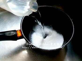 step1: 將白砂糖(份量留起1茶匙)放入煲 , 加150ml水拌勻用慢火煮至糖溶熄火