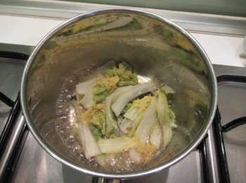 step2: 取小鍋子,倒入酒,味霖,豆豉,蒜碎及辣椒煮滾,出香氣放入步驟1拌勻.