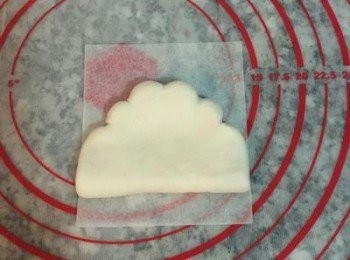 step19: 接著翻面後擺在防沾紙上，並排入蒸籠中；
陸續將10個都桿完和朔型並擺入蒸籠中。