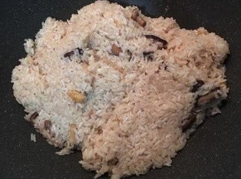 step12: 慢慢的炒到湯汁收乾，並試一下米的硬度，應該是軟Q未全熟的口感，可試情況再倒入預留的1/2的香菇水或水，一樣是拌炒到收乾即可，也請順便試味道進行調整。