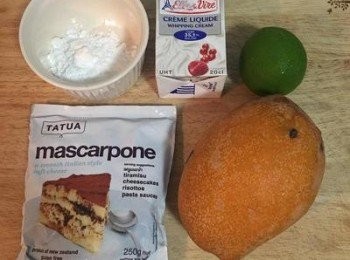 step13: 趁蛋糕放涼時，開始製作內餡；略將馬斯卡彭打散後加入鮮奶油輕輕拌勻，