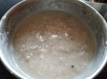 step4: 加入雞粉，胡椒粉，麻油少少糖，再加約 300ml 水將魚肉攪拌成魚漿備用