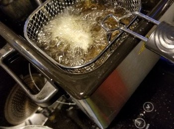 step5: 煮滾油鑊將羊肚菌炸至金黃取出