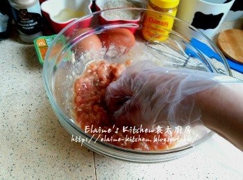 step3: 再加入生粉拌勻後用手撻至起膠(約3-5分鐘)