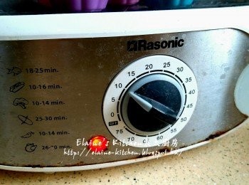 step14: 待涼期間繼續將西米糕放入電蒸鍋蓋上蓋蒸10分鐘