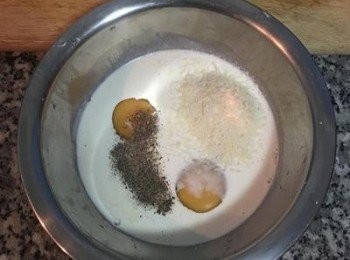 step8: 兩顆蛋加入牛奶與鮮奶油後，倒入帕馬森起司粉和1/2茶匙的鹽及少許黑胡椒粉打散拌勻；
