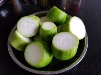 step2: 將節瓜皮刮去再切厚件