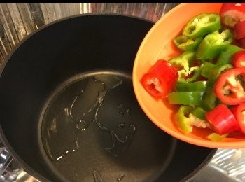 step3: 大火。下油。
下尖椒。