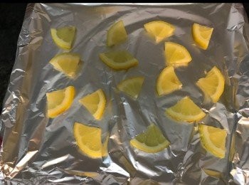 step4: 切檸檬放焗盤底。