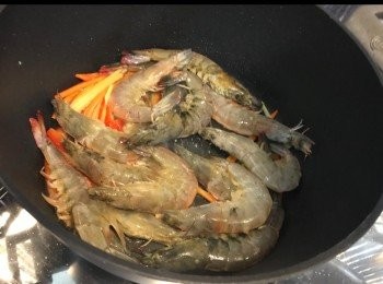 step4: 落蝦，大火煎香兩邊。