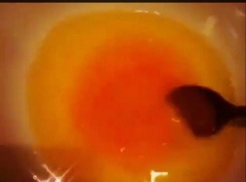 step1: 1.將啫喱粉溶於熱水中，攪至完全溶解後及冇粉粒，再入冷開水，再攪勻後待涼。加入花奶拌勻過篩。