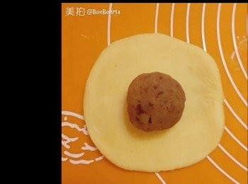 step7: 紫薯餡做法
1.洗淨㓟皮切粒，隔水蒸林，用义壓出茸，搓成圓形待涼備用。

菊花紫薯包造型：
紫薯餡放上麵包團上，包好收口