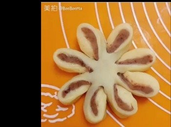 step11: 最後扭向左方


6.掃上蛋漿以38°c發酵30-40分鐘至兩倍大
11.預熱焗爐180°c
12.包面再掃上蛋漿
13.焗20分鐘即成

【注意】

1.每個牌子麵粉吸水能力各有不同，請因應情況加
   少許水份。（當搓麵包團時團太乾身，可以加返少許水差成滑身團後等發酵）
2.注意調教爈溫