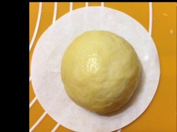 step2: 取出鬆弛好的麵糰，將麵糰均分成6份每份大約50g，然後搓揉成圓型狀， 蓋上保鮮紙。（牛奶饅頭同樣做法）取出牛奶饅頭團，分別加上適量紅色色素及可可粉搓勻顏色，待用。如下團搓圓覆蓋保鮮紙，可以做牛奶饅頭