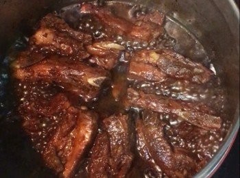 step2: 落少許油在真空煲之內膽鍋, 爆香乾蔥頭及蒜頭, 用中大火煮所有調味料, 水, 已浸軟身的陳皮, 再加入排骨, 轉小火炆25分鐘.