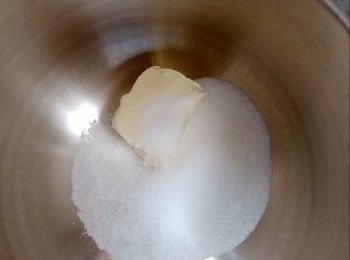 step2: 把牛油室溫放軟後加入砂糖放廚師機高速打到幼滑泛白，再分2次加入已發的蛋液中速打勻後放入鹽。