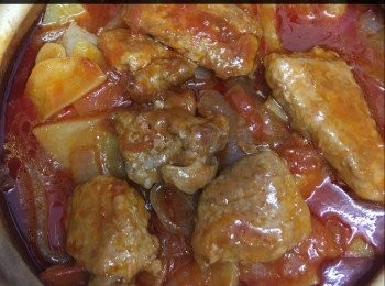 step1: 梅頭豬扒用刀背拍軟、切件，加入香油、糖、鷹粟粉、胡椒粉、生抽、奄四個字