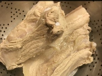 step2: 略沖水，待涼，用叉在腩皮腩肉上刺孔