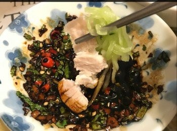 step7: 青瓜夾腩肉連軟骨，沾上惹味醬汁，作為涼拌小食，真係好食到一口接一口呀～～我家豬哥就係咁KO曬 qwq