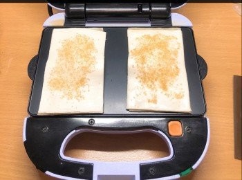 step5: 蓋上灑了粗糖粒的酥皮（可以先灑了粗糖粒在酥皮上，稍微用手壓實或放了酥皮再灑粗糖粒）