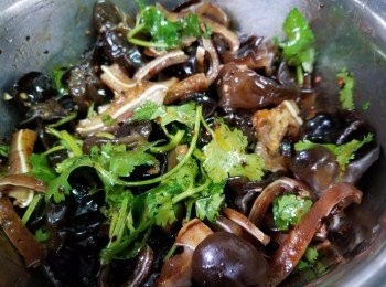step6: 再倒入滷水豬耳、雲耳和芫茜混合均勻
