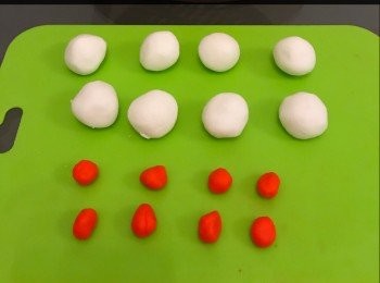 step6: 每一隻金餃用20克皮， 將其中2克取出來加上紅色食用色素搓勻。