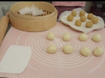 step6: <span class="group_2">壽包部分</span>， 忘了拍照😅

*將酵母放入牛奶內稍微拌勻一下
*再將餘下材料加進去，手搓至麵團光滑；如有廚師機， 可直接將全部材料停進鋼盤內，用中速攪拌至三光（約10-15分鐘，看每部廚師機的馬力而定）
* 將三光麵團靜置10分鐘，然後平均分為8等分（每分約30克）
* 將蓮蓉餡分為8份， 每份約20克
* 準備好烘焙紙，預備放已造型的壽包。