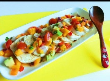 step4: 先把煎好的豆腐一片一片放好在碟上， 然後把已調好的芒果沙沙<span class="group_2">醬汁</span>淋面。

完成(o^^o)