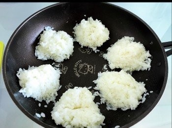 step1: 煮好壽司飯， 加入壽司醋和糖拌勻， 倒出來攤涼一下，然後平均分為6份。