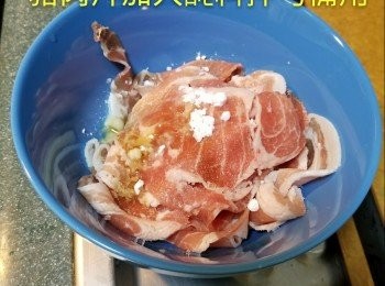 step1: 豬肉片加入醃料拌勻備用