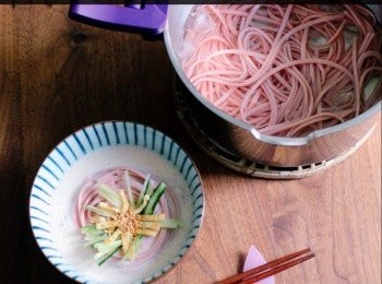 step4: 碗中先放麵再加豆漿，然後放上青瓜絲和蛋絲，最後灑上適量的白芝麻。