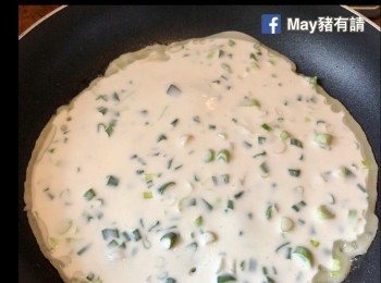 step3: 如用不黏鍋可無需放油，否則用廚房紙或油刷在鍋內薄薄掃一層油。倒入適量粉漿，用中火煎至餅皮兩面熟透及金黄。