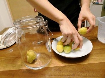 step3: 然後把所有梅子放進已風乾的瓶內。