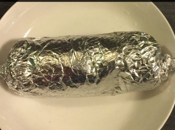 step2: 準備一張錫紙塗上少許牛油，再放上<a href="https://bit.ly/3EZL8dD" target="_blank" data-keyword="雞胸" class="guide-link"><strong>雞胸</strong></a> <span style="display:inline-block;vertical-align:middle;margin-top:-3px;color:initial;border-radius:3px;padding:2px 3px;font-size:12px;line-height:14px;background:#87d300;color:#fff;">即買</span> 肉，慢慢將錫紙圈著<a href="https://bit.ly/3EZL8dD" target="_blank" data-keyword="雞胸" class="guide-link"><strong>雞胸</strong></a> <span style="display:inline-block;vertical-align:middle;margin-top:-3px;color:initial;border-radius:3px;padding:2px 3px;font-size:12px;line-height:14px;background:#87d300;color:#fff;">即買</span> 肉，用少許力將它圈成條狀，並放入焗爐內以220度去烤30分鐘。



然後取出，將錫紙打開，倒下錫紙內的雞汁備用。再將雞圈放回焗爐內烤至底、面的外層都有少許金黃色便成。