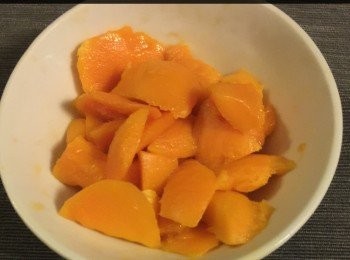 step3: 將原有的<a href="https://bit.ly/3EZL8dD" target="_blank" data-keyword="雞胸" class="guide-link"><strong>雞胸</strong></a> <span style="display:inline-block;vertical-align:middle;margin-top:-3px;color:initial;border-radius:3px;padding:2px 3px;font-size:12px;line-height:14px;background:#87d300;color:#fff;">即買</span> 肉汁，加入牛油、芒果粒一起煮，加適量的水、配料和粟米粉攪勻煮成芒果醬汁。