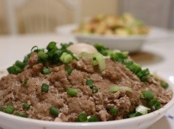 step2: 鹹蛋蒸肉餅：
鼓油、麻油、糖、生粉少許，胡椒粉適量，鹹蛋一隻 ，豬肉500g (最好半肥瘦)
醃肉：加入調味料時加入少量鹹蛋白增加黏性，待豬肉上色加入麻油，遂少加熟水並持續攪拌