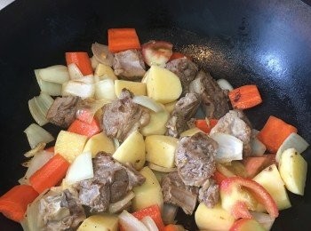 step3: 跟著落少許油, 爆香薑及蒜頭, 炒牛肋條至金黃色, 加回已炒過蕃茄薯仔洋蔥紅蘿蔔一同略炒