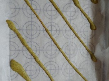 step2: 鋪上焗爐紙係焗盤上。如果想玩花，可取4湯匙麵糊加3g綠茶粉搞拌至無粉粒再放入唧袋於焗爐紙上畫上花紋，放入已預熱180度的焗爐先焗2至3分鐘。