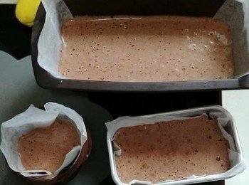 step3: 抽起部分麵糊加入牛油牛奶，搞勻後倒回麵糊中輕手搞勻後快手入模，因為加左液體好快消泡。放入已預熱180度的焗爐焗18至20分鐘即可，視乎模具大小。