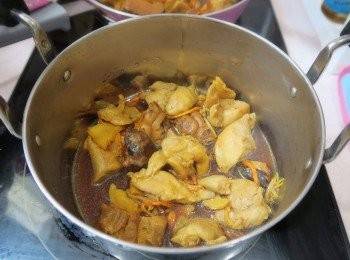 step11: 預備好Thermos真空煲，平底鍋先熄火，將一半材料慢慢由平底鍋轉至Thermos真空煲內鍋。