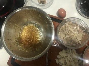 step2: 素翅浸軟
雞肉蒸熟，手撕成幼絲備用