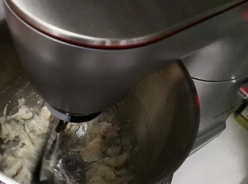 step8: 開動廚師機攪拌15分鐘至膠狀  （如無廚師機可用守撻至起膠）