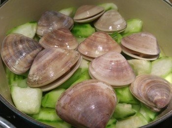 step4: 用蒜頭起鑊後下勝瓜, 勝瓜炒到半熟下調味料和上湯, 當上湯滾起落蜆蓋蓋煮三分鐘。