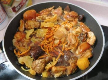 step10: 將已浸軟的瑤柱和乾紅螺頭隔水，加入平底鍋；
然後亦將已浸軟的蟲草花連水加入平底鍋。
加入少量生粉收水，煮大約10分鐘，待滾起後轉細火慢煮。