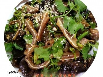 step7: 倒入碟中，灑上烘香白芝麻即可享用、也可放入雪櫃冷藏30分鐘再享用