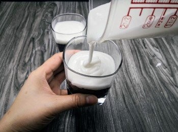 step11: 襯熱把布甸糊淋在紫米上便可食用