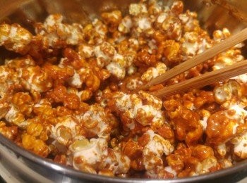 step10: 將爆谷倒入燘燒鍋內, 爆谷和焦糖攪混。