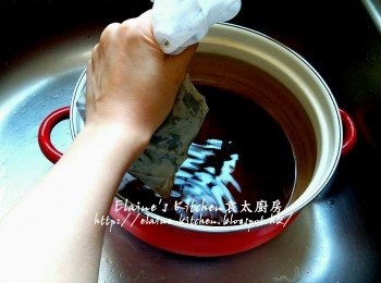 step9: 將魚袋盡量檸乾搓出涼粉水 , 再棄掉涼粉草