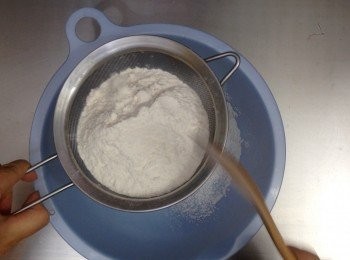 step3: 高筋麵粉先過篩一次